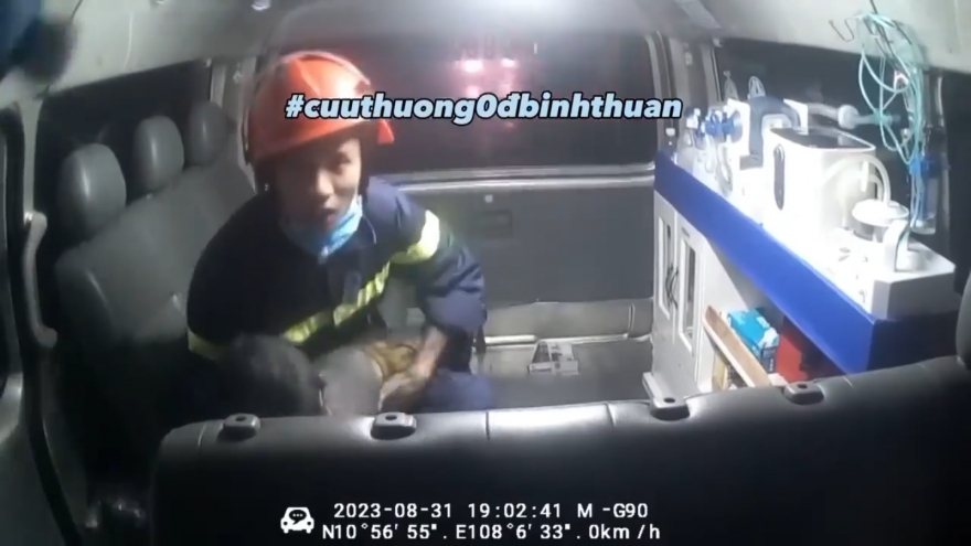 Nghẹt thở giây phút chiến sĩ cảnh sát cứu bé trai trong vụ cháy ở Phan Thiết